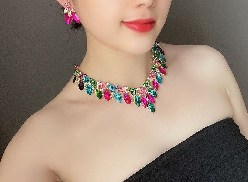 Ajakohane lühikeste kõrvarõngaste ja dekoratiivkividega kaelakee komplekt