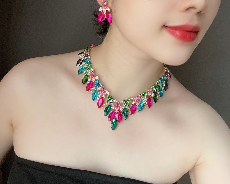 Ajakohane lühikeste kõrvarõngaste ja dekoratiivkividega kaelakee komplekt