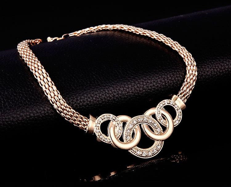 Stílusos gyűrűs fülbevaló karkötő és nyaklánc készlet