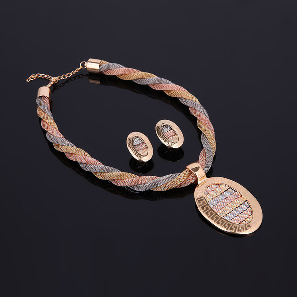 Praegune sõrmuse käevõru kõrvarõngaste ja kaelakee komplekt