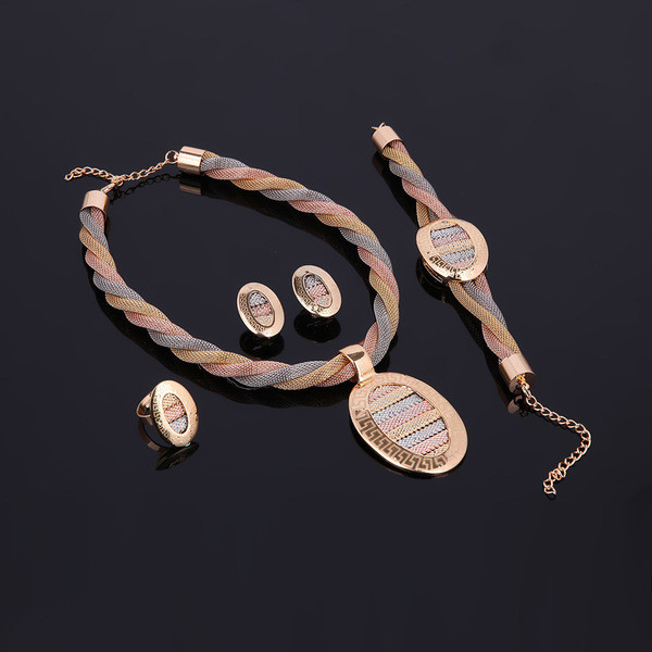 Praegune sõrmuse käevõru kõrvarõngaste ja kaelakee komplekt