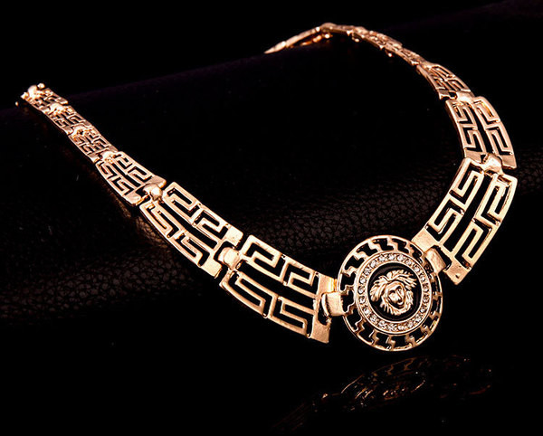 Praegune naiste komplekt käevõru kaelakeesõrmust ja kõrvarõngaid