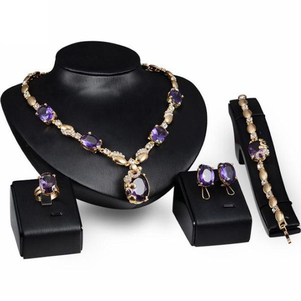 Κομψό γυναικείο σετ σκουλαρίκια με βραχιόλι και ένα δαχτυλίδι με διακοσμητικές πέτρες