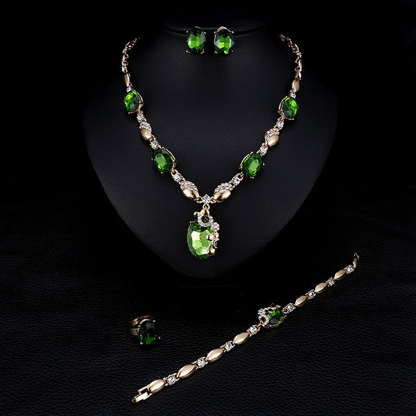 Stiilne sõrmuse kaelakee käevõru ja kõrvarõngaste komplekt