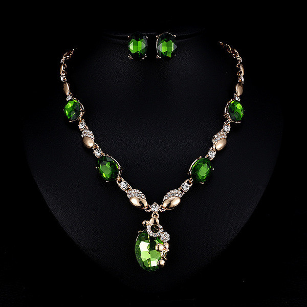 Stiilne sõrmuse kaelakee käevõru ja kõrvarõngaste komplekt