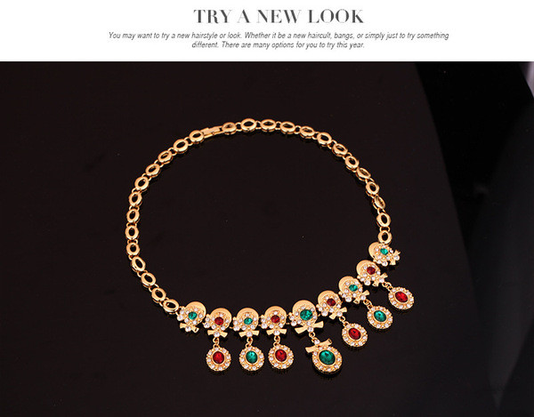 Naiste kaasaegne komplekt sõrmuskõrvarõngastest dekoratiivkividega kaelakee ja käevõru