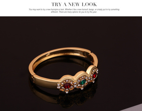 Naiste kaasaegne komplekt sõrmuskõrvarõngastest dekoratiivkividega kaelakee ja käevõru