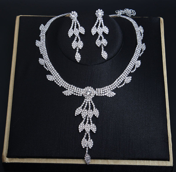 Elegantne naiste kõrvarõngaste ja kaelakee komplekt