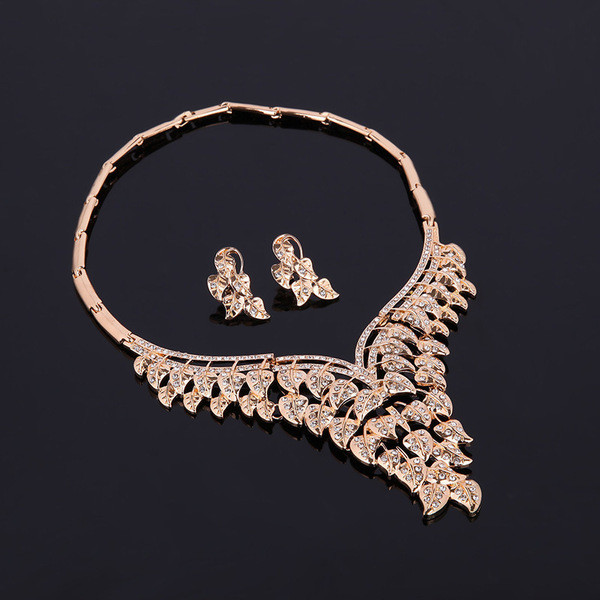 Elegantne komplekt kaelakee käevõru kõrvarõngaid ja sõrmust kividega