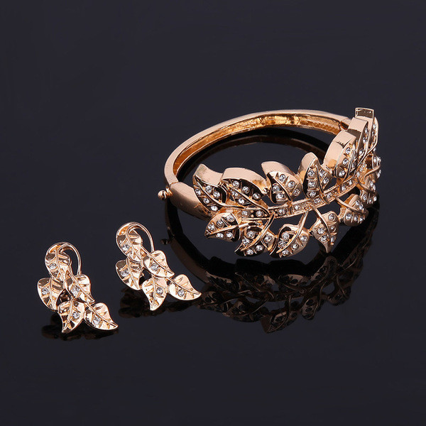 Elegantne komplekt kaelakee käevõru kõrvarõngaid ja sõrmust kividega