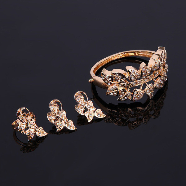 Elegantne komplekt kaelakee käevõru kõrvarõngaid ja sõrmust kividega