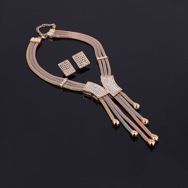 Moodne komplekt kaelakeesõrmuskäevõru ja dekoratiivkividega kõrvarõngaid