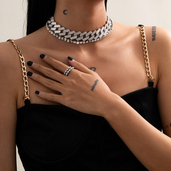 Moodne naiste dekoratiivkividega kaelakee ja sõrmuse komplekt