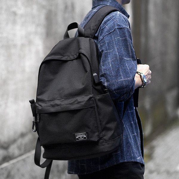 Lezser férfi hátizsák fekete színű cipzárral