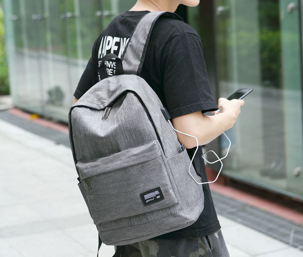 Meeste seljakott kirjadega - kaks mudelit