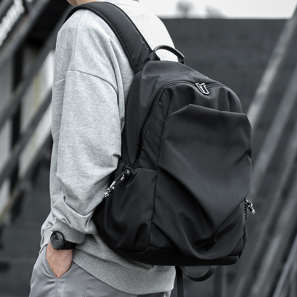 Muški ruksak s patentnim zatvaračem i džepovima u crnoj boji