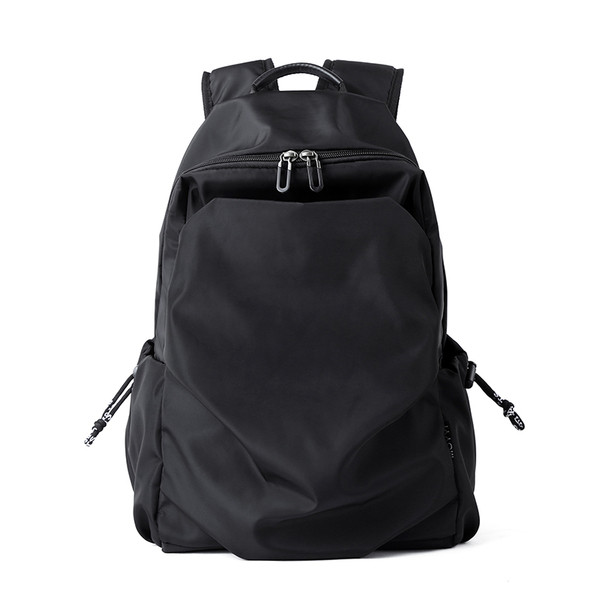 Muški ruksak s patentnim zatvaračem i džepovima u crnoj boji