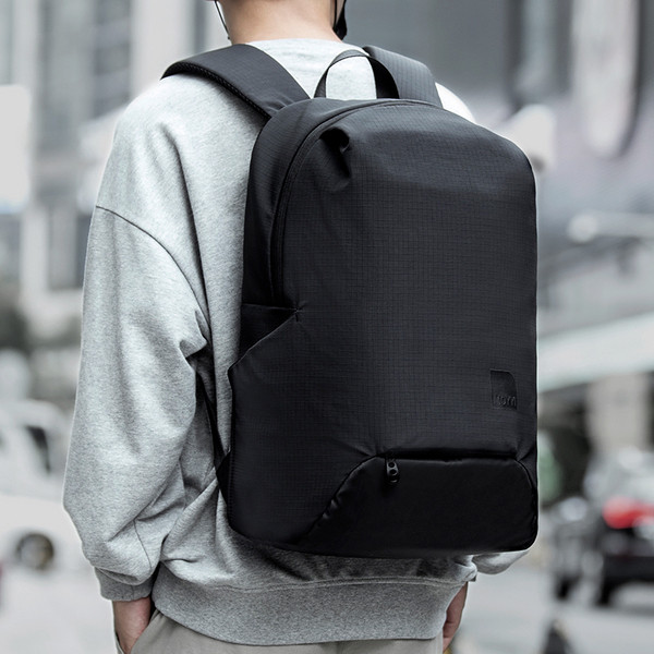 Férfi hátizsák cipzárral és elülső zsebbel fekete színben