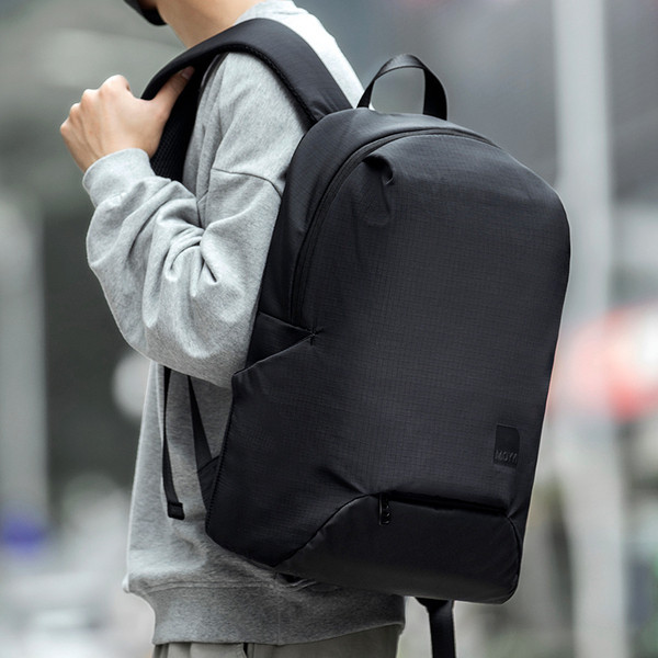 Férfi hátizsák cipzárral és elülső zsebbel fekete színben