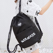 Fekete férfi hátizsák feliratokkal és nyakkendőkkel