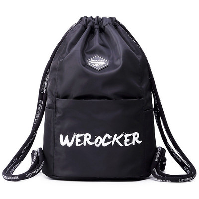 Fekete férfi hátizsák feliratokkal és nyakkendőkkel