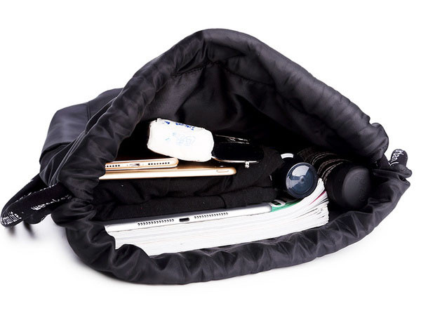 Fekete férfi hátizsák feliratokkal és nyakkendőkkel