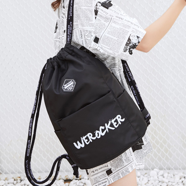 Fekete férfi hátizsák feliratokkal és nyakkendőkkel