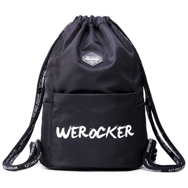 Fekete férfi hátizsák feliratokkal és nyakkendőkkel