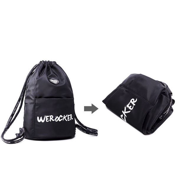 Fekete férfi hátizsák feliratokkal és nyakkendőkkel