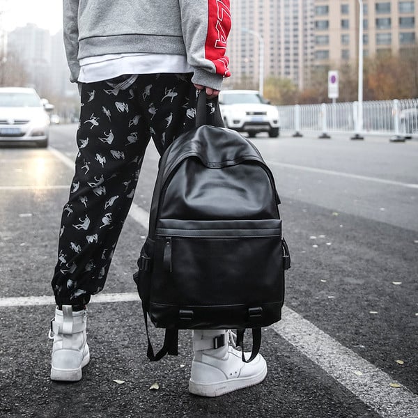 Férfi bőr hátizsák új modellje fekete színben