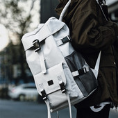 Férfi hátizsák csatokkal és zsebbel