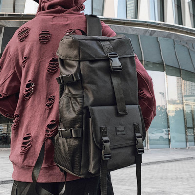 Férfi hátizsák csatokkal és zsebbel