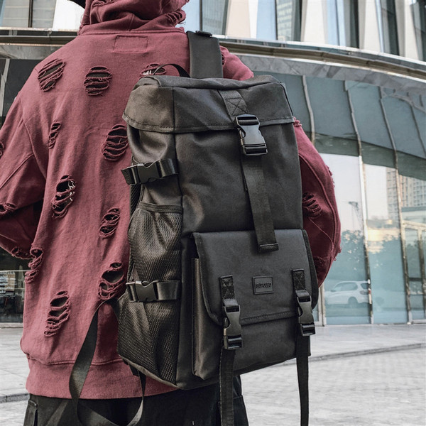 Férfi hátizsák csatokkal és zsebbel