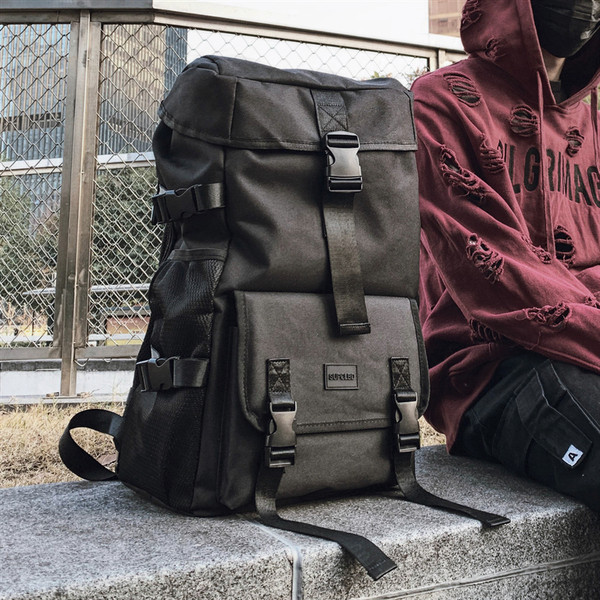 Férfi hátizsák csatokkal és zsebbel