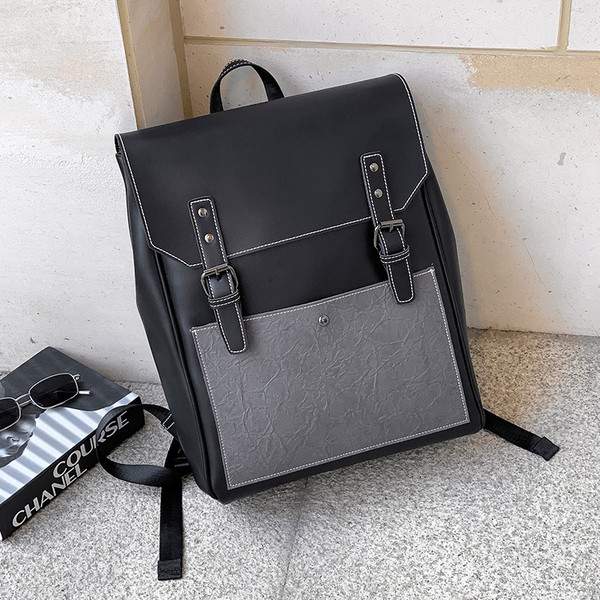 Férfi bőr hátizsák csatokkal