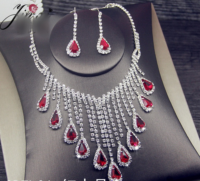 Naprakész női hosszú fülbevaló és kövekkel díszített nyaklánc