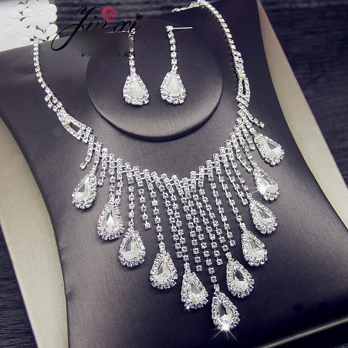 Naprakész női hosszú fülbevaló és kövekkel díszített nyaklánc