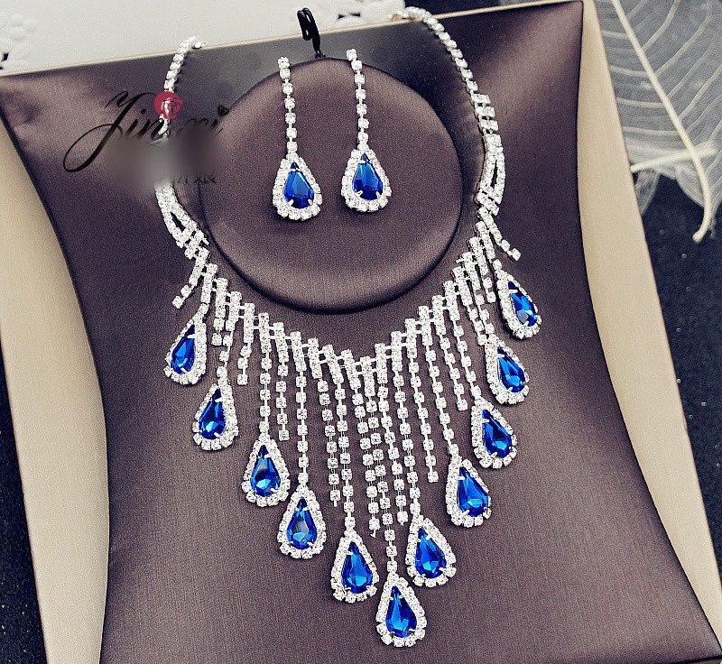 Naprakész női hosszú fülbevaló és kövekkel díszített nyaklánc