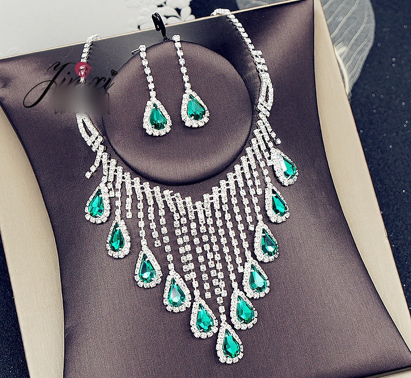 Naprakész női hosszú fülbevaló és kövekkel díszített nyaklánc