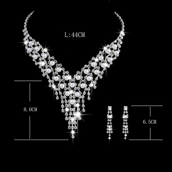 Stílusos fülbevaló és nyaklánc díszkövekkel