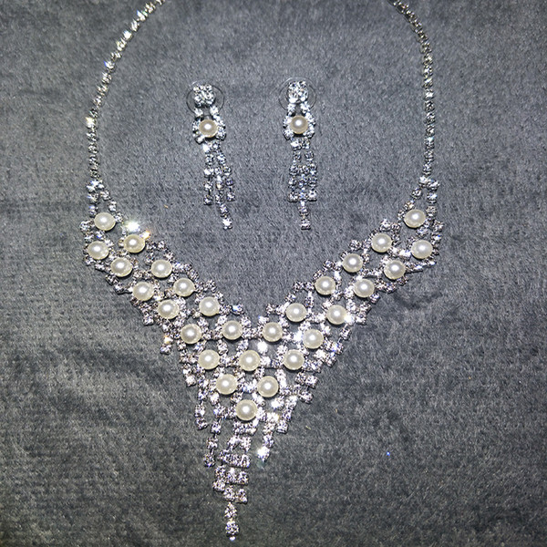 Stílusos fülbevaló és nyaklánc díszkövekkel