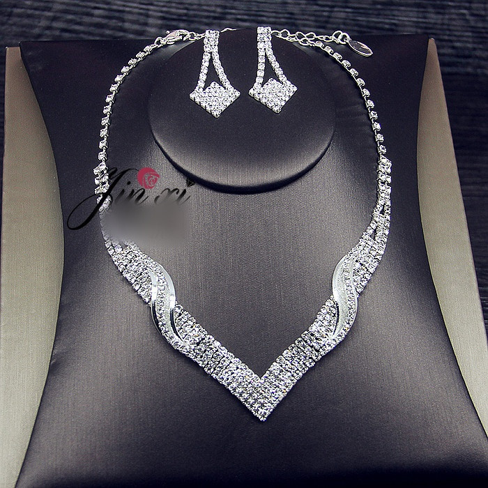 Aktuális női fülbevaló és nyaklánc szett