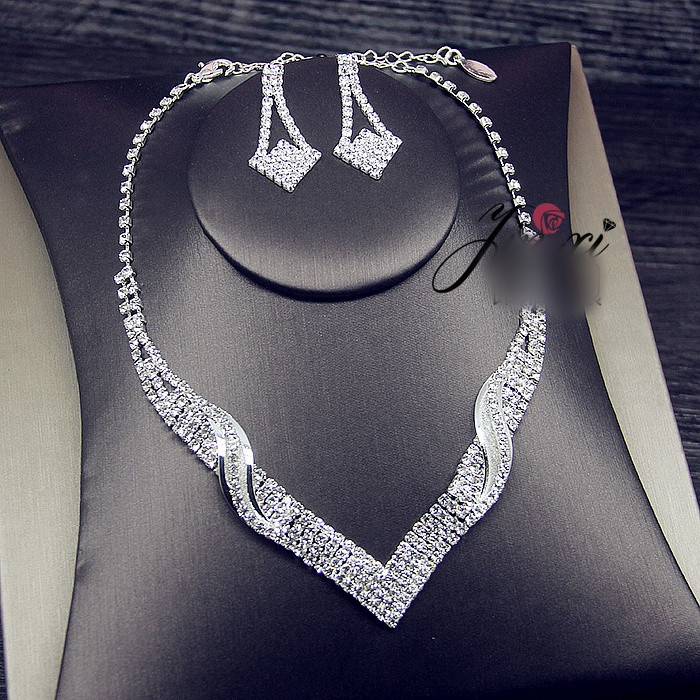 Aktuális női fülbevaló és nyaklánc szett