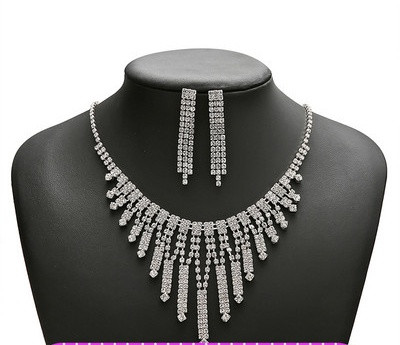 Modern női nyaklánc és hosszú fülbevaló kövekkel