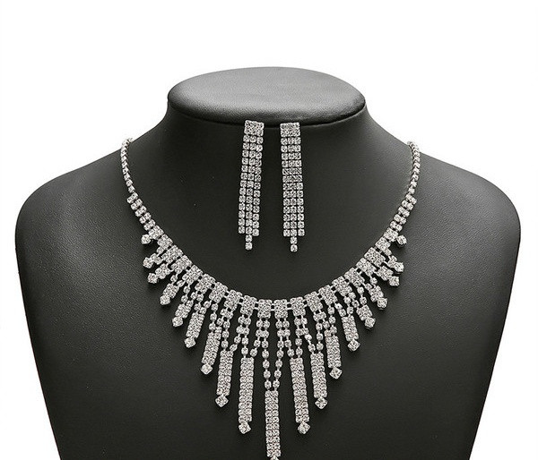 Modern női nyaklánc és hosszú fülbevaló kövekkel