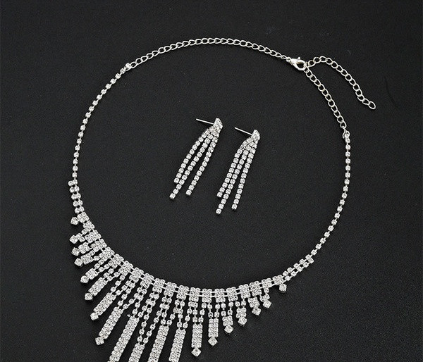 Modern női nyaklánc és hosszú fülbevaló kövekkel