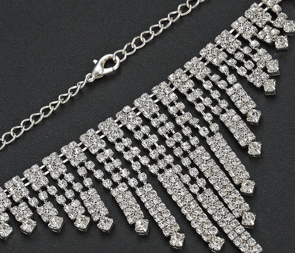 Modern női nyaklánc és hosszú fülbevaló kövekkel