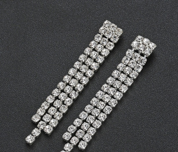 Modern női nyaklánc és hosszú fülbevaló kövekkel