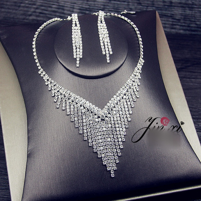 Női korszerű nyaklánc és hosszú fülbevaló szett