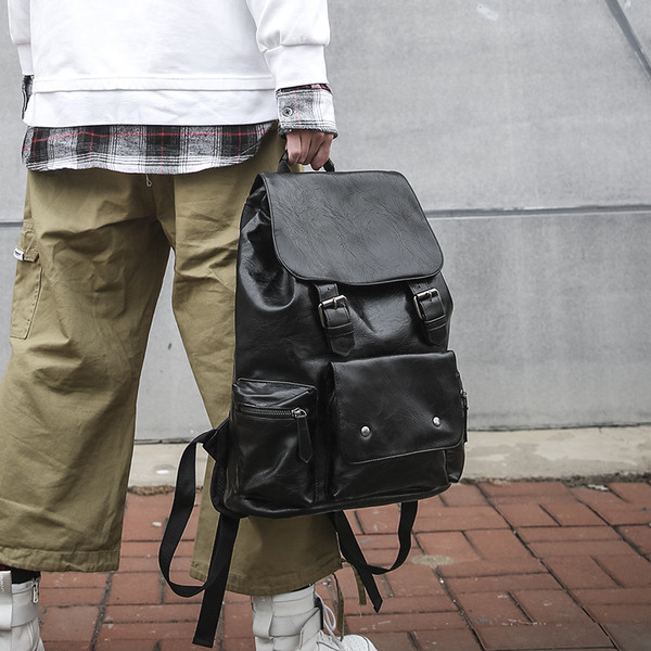Vīriešu ādas mugursoma ar kabatu melnā krāsā